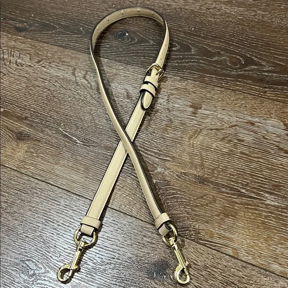 NWOT Coach Cream Leather Crossbody Strap With Gold Hardware - Picture 4 of 8